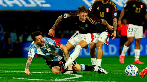 Oliver Sonne contra Lionel Messi.
