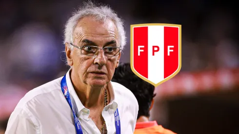Jorge Fossati y el escudo de la Selección Peruana.