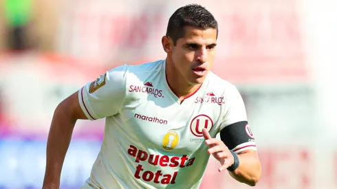 Aldo Corzo jugando para Universitario.