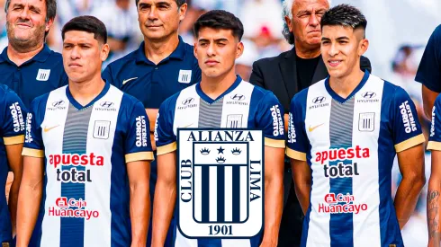 El plantel de Alianza Lima y el escudo.
