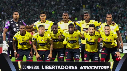 Ex jugador de Barcelona es acusado por sus compañeros de brujería.