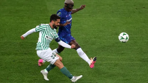 Así fue el cruce entre Moisés Caicedo e Isco en la final de la Conference League.