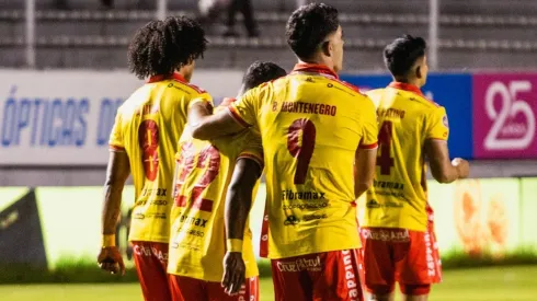 Aucas gana y ahonda la crisis de Barcelona