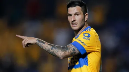 André-Pierre Gignac se cruzó con un periodista en el Estadio Akron
