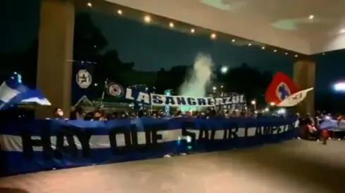 La Sangre Azul mostró su apoyo a Cruz Azul en el hotel del concentración.
