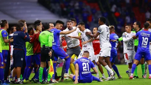 Juan Reynoso recibió un empujón y se desató la bronca entre jugadores de Cruz Azul y Pachuca.
