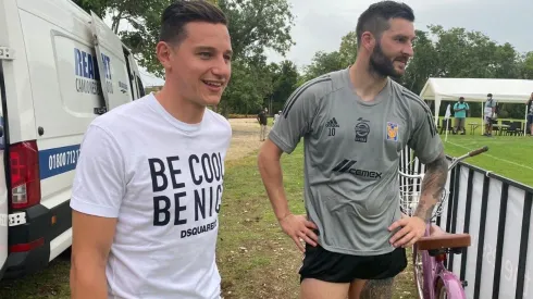 Jugadores de Tigres piden beso entre Gignac y Thauvin.
