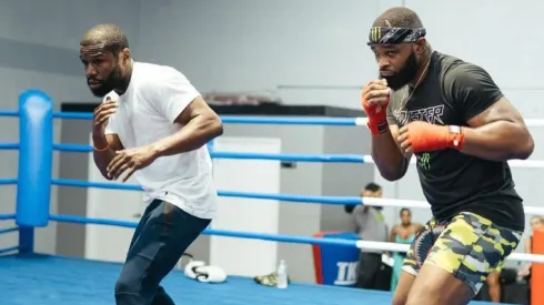 Floyd Mayweather ayuda a Woodley en su pelea contra Paul. (Foto: @MichaelBensonn)
