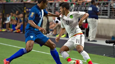 Wilson Lalín contra Carlos Vela en la Copa Oro 2015.
