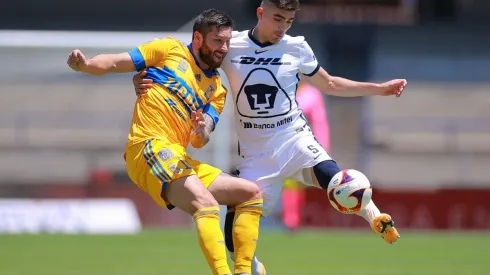 André-Pierre Gignac en duelo con Johan Vásquez.
