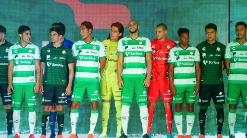 Santos presentó sus uniformes de local y visitante para el Apertura 2021.
