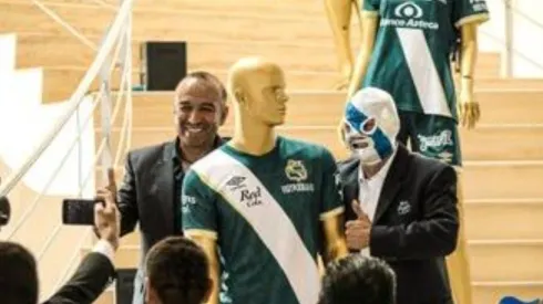 Manuel Jiménez y Súper Camote en la presentación del uniforme.
