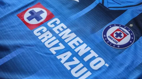 Cruz Azul presentó su nuevo y polémico jersey de local para el próximo año.
