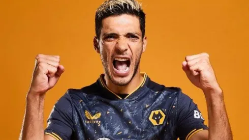 Raúl Jiménez lució el nuevo jersey de visita de los Wolves.
