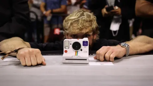 La mejor foto que tomó Logan Paul con su Polaroid en la pelea de Jake Paul y Tyron Woodley