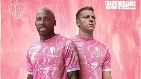 Furch y Quiñones presentan la nueva playera de Atlas.
