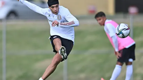 Raúl Jiménez en entrenamiento de la selección mexicana.
