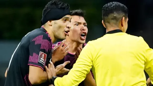 Hirving Lozano y Raúl Jiménez durante el juego con Canadá.
