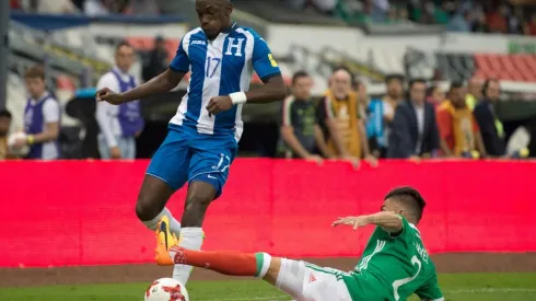 Alberth Elis contra México en el hexagonal de la Concacaf rumbo a Rusia 2018.
