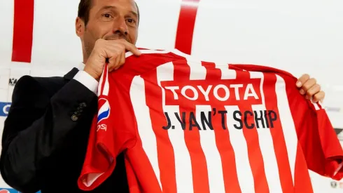 La presentación de John van't Schip como técnico del Guadalajara el 25 de mayo de 2012.
