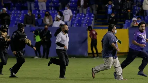 La invasión a la cancha del estadio Miguel Alemán Valdés.
