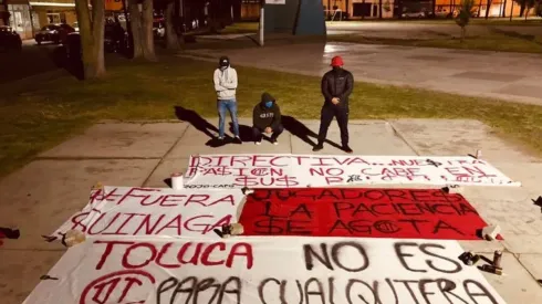 Las mantas de la afición con mensajes a la directiva.
