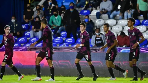 Jonathan Pérez (18) -al centro- hizo el primer gol de México en la Revelations Cup.
