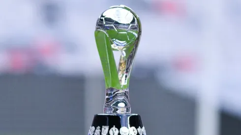 El trofeo de campeón de la Liga MX espera por su dueño.
