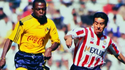 Alberto Coyote en un clásico contra Kalusha Bwalya
