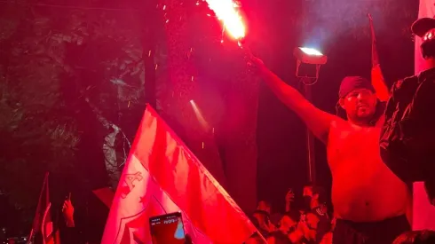 Bengalas y mucha pasión en el banderazo rojinegro.
