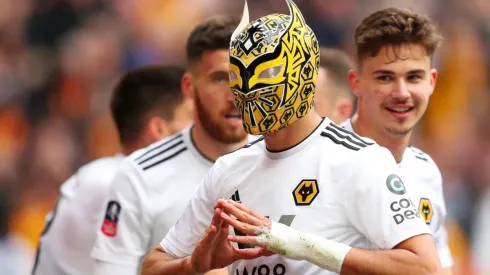 Raúl Jiménez celebró con una máscara en un partido de Copa ante Watford.
