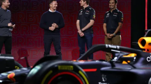 Christian Horner con Max Verstappen y Checo Pérez en la presentación del RB18.
