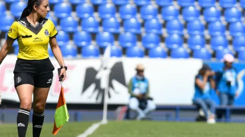 La árbitra asistente Valeria Andrade en un partido de la Liga MX Femenil.
