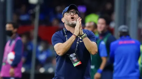 Ciudad de Mexico, 12 de abril de 2022. Andres Lillini, Director Tecnico, durante el partido de vuelta de las Semifinales de la Liga de Campeones de la CONCACAF 2022, entre la Máquina Celeste del Cruz Azul y los Pumas de la UNAM, celebrado en el estadio Azteca. Foto: Imago7/ Rafael Vadillo
