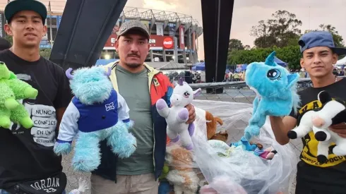 Peluches de los aficionados antes del partido América vs Cruz Azul Clausura 2022
