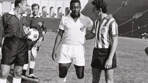 Pelé enfrentándose a Chivas de Guadalajara.
