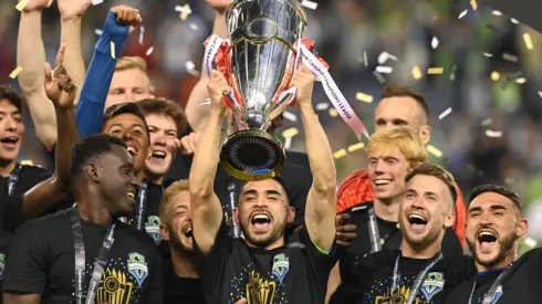 Seattle levanta el trofeo tras golear 3-0 a Pumas.