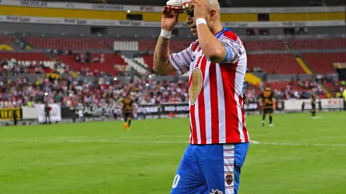 El característico festejo de Adolfo el Bofo Bautista en su partido de despedida con Chivas.
