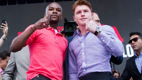 Mayweaher junto a Canelo Álvarez.
