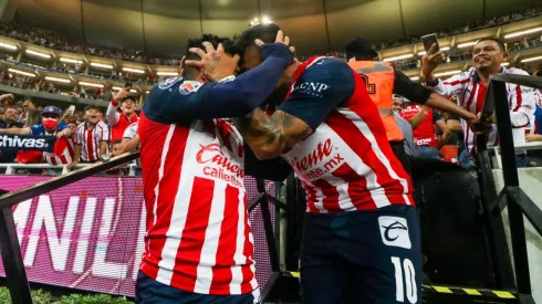 Los jugadores de Chivas festejan con su público en la victoria ante Pumas.
