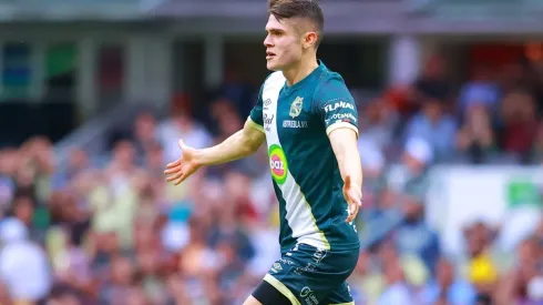 Israel Reyes festeja su gol ante el América en el Estadio Azteca.
