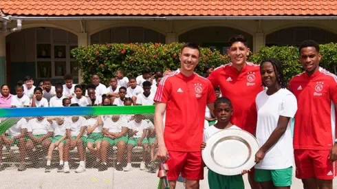 Jurriën Timber, Edson Álvarez y Steven Berghuis con niños de Curazao.
