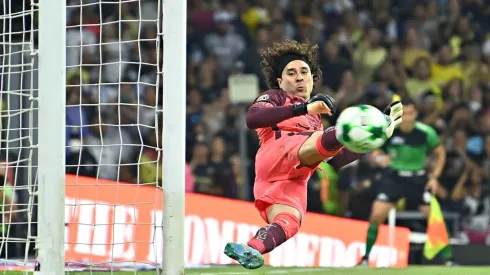 Ochoa vuela hacia el otro palo en el penal de Nicolás Ibañez.
