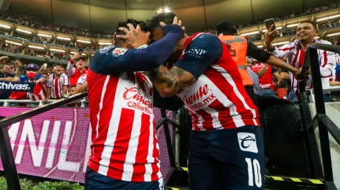 Beltrán y Alexis Vega celebran en la goleada ante Pumas.
