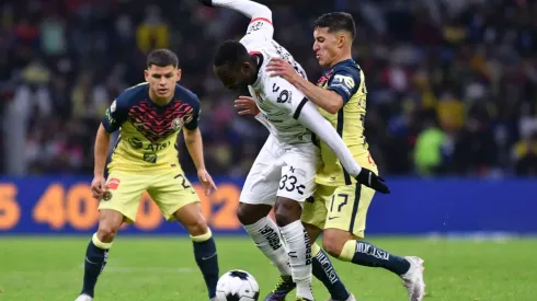 Julian Quiñones enfrentando al América.
