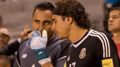 Keylor Navas y Guillermo Ochoa en la eliminatoria a Rusia 2018.
