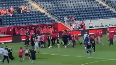 Pelea entre aficionados de Chivas y la seguridad Clásico Tapatío 2022
