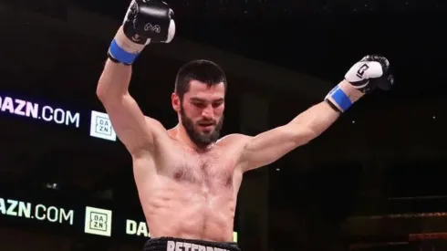 Artur Beterbiev nuevo campeón del mundo CMB, FIB y OMB.
