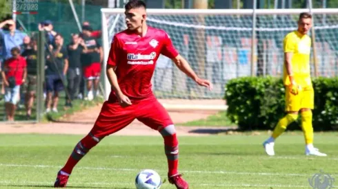 Johan Vásquez en acción con Cremonese.
