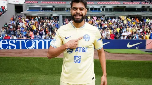 Néstor Araujo en su presentación como refuerzo del América.